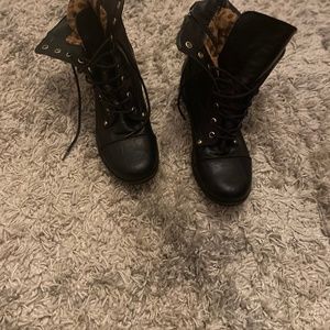Black military boots size 8/12 guess